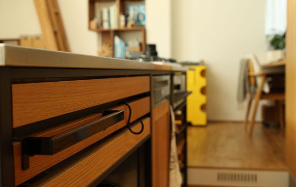 木漏れ日のあふれる、ツリーハウスのような家。