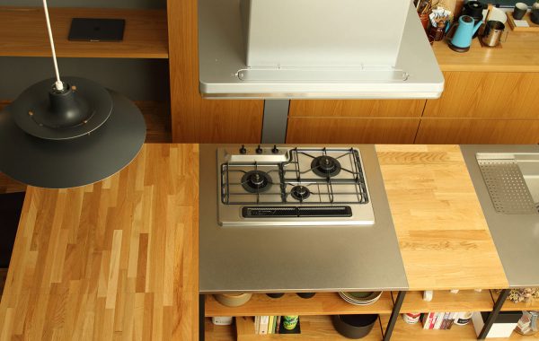 木漏れ日のあふれる、ツリーハウスのような家。