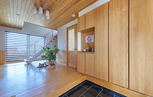 木の表情一色の住まいにコの字型キッチンが佇む。