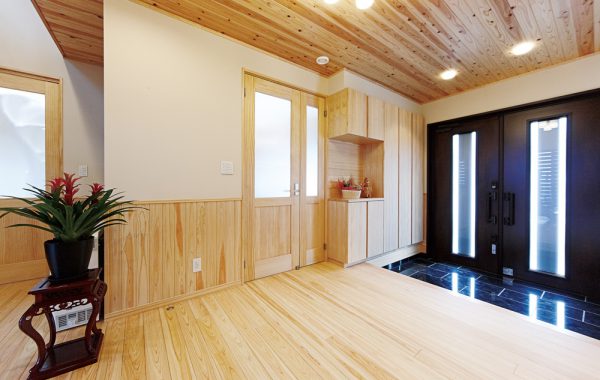 木の表情一色の住まいにコの字型キッチンが佇む。