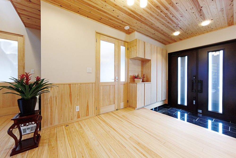 木の表情一色の住まいにコの字型キッチンが佇む。