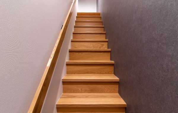 オークが彩る大人の空間