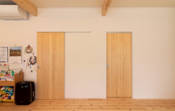 自然素材と調和する平屋の家。