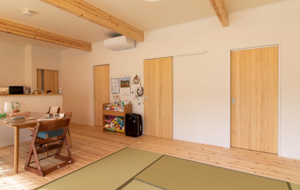 自然素材と調和する平屋の家。