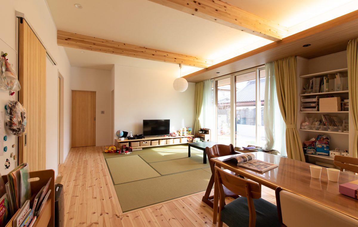 自然素材と調和する平屋の家。