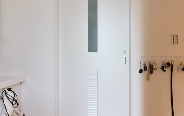 自然素材と調和する平屋の家。