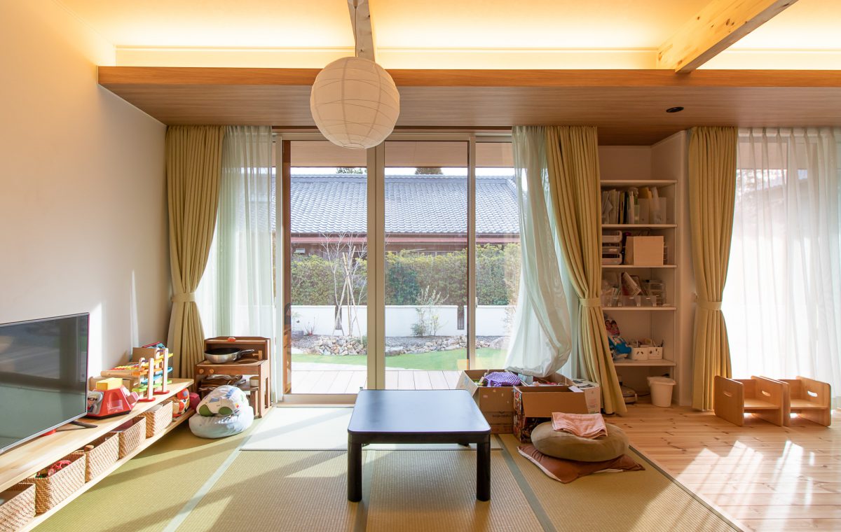 自然素材と調和する平屋の家。