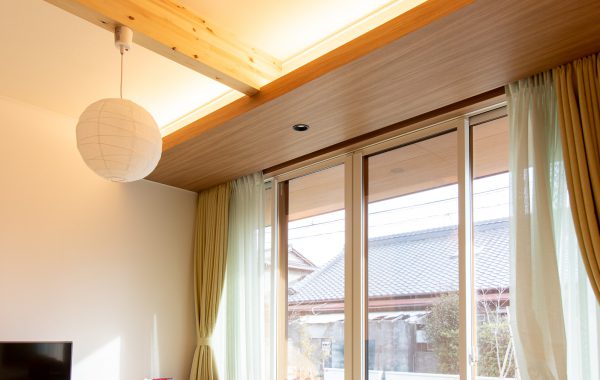 自然素材と調和する平屋の家。