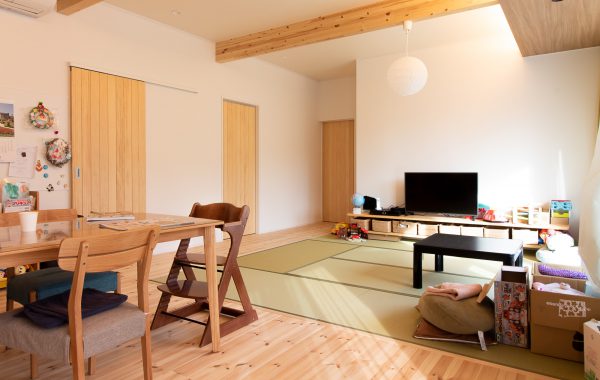 自然素材と調和する平屋の家。
