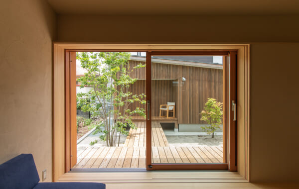 ひとつながりの居間と中庭を愉しむ、ちょうどいい住まい