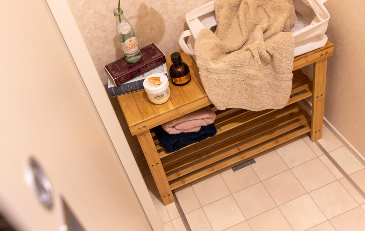 ゆったりと暮らす、無垢のサクラ×グレーの平屋。