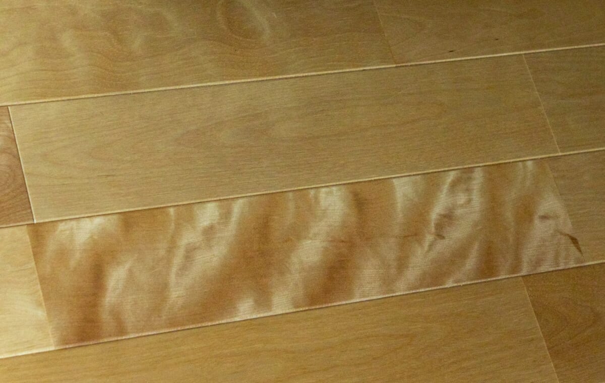 ゆったりと暮らす、無垢のサクラ×グレーの平屋。