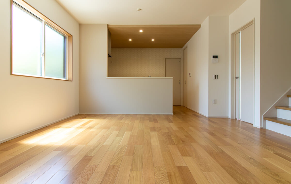 風格を纏うオークの木目がかっこいい2階建ての家。