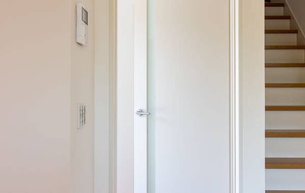 風格を纏うオークの木目がかっこいい2階建ての家。