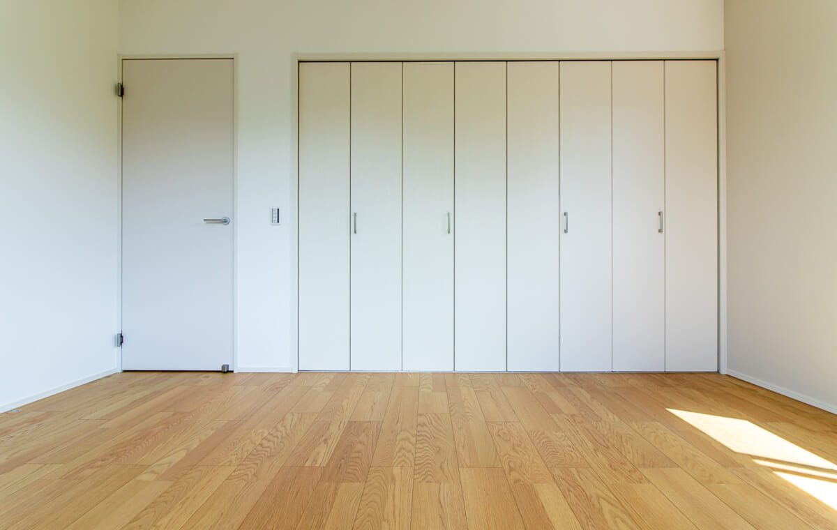 風格を纏うオークの木目がかっこいい2階建ての家。