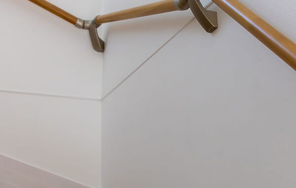 風格を纏うオークの木目がかっこいい2階建ての家。