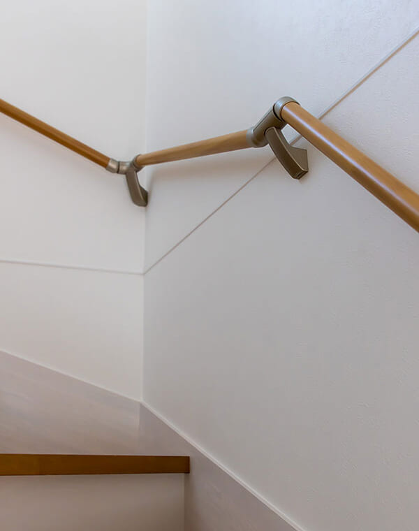 風格を纏うオークの木目がかっこいい2階建ての家。