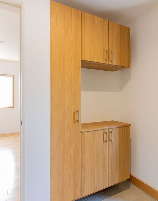 風格を纏うオークの木目がかっこいい2階建ての家。
