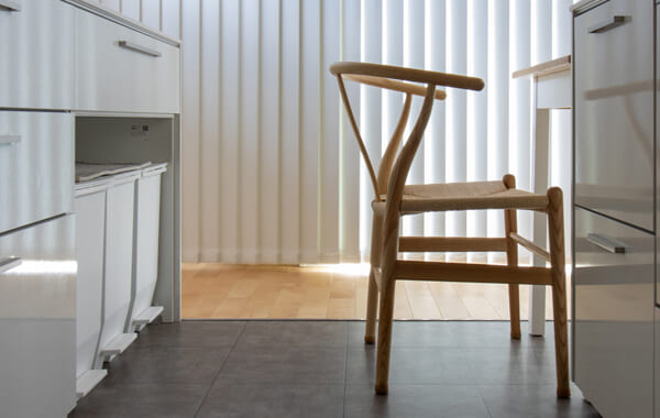 ゆったりと暮らす、無垢のサクラ×グレーの平屋。