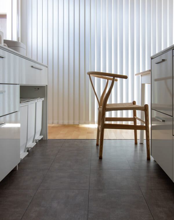 ゆったりと暮らす、無垢のサクラ×グレーの平屋。