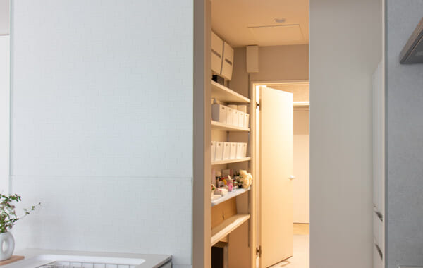 ゆったりと暮らす、無垢のサクラ×グレーの平屋。