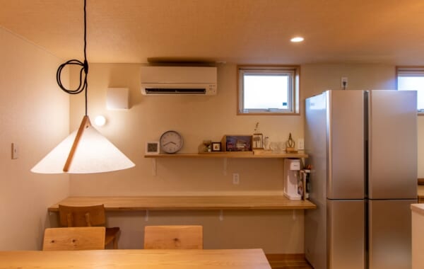 畦道を歩いた先にある、集う家。