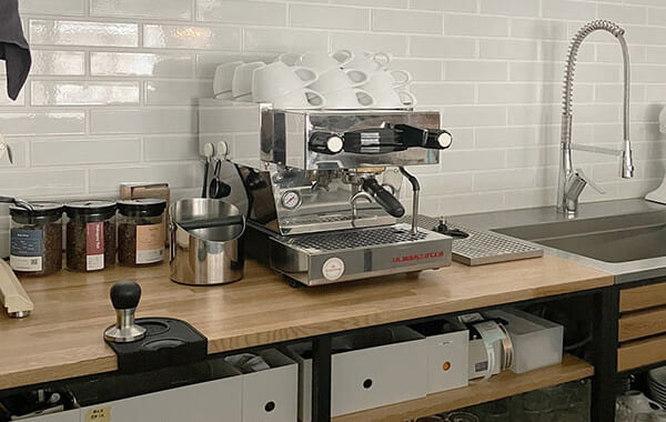 「色」でコーヒーを選ぶカフェ Hue Coffee Roaster
