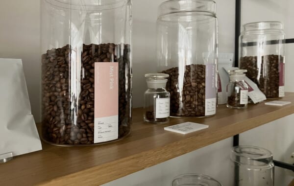 「色」でコーヒーを選ぶカフェ Hue Coffee Roaster