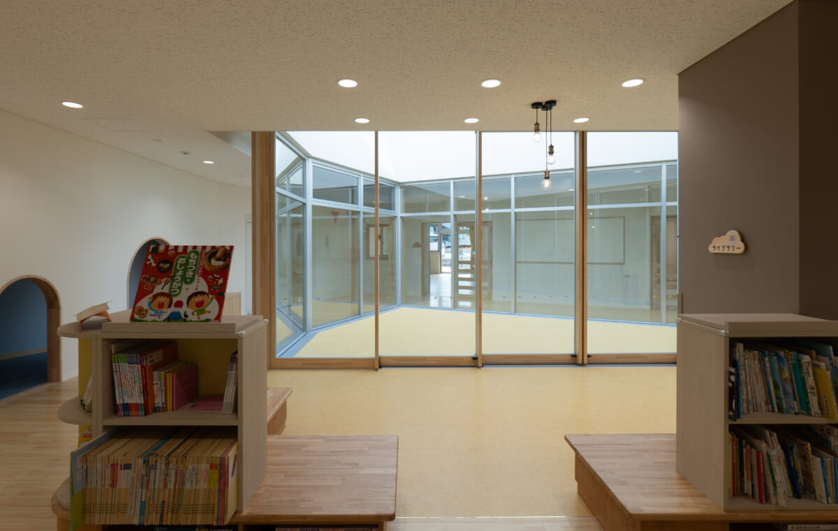 ○ △ □の窓からのぞく、子どもたちの笑い声。