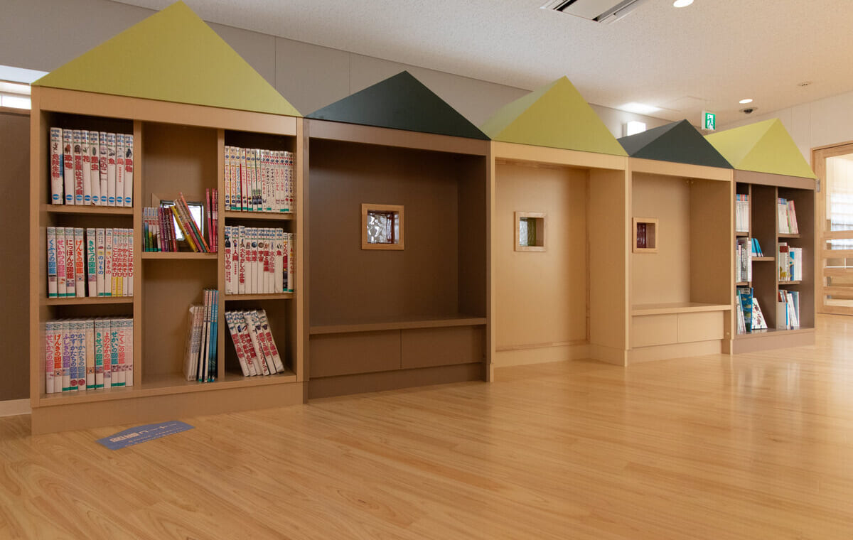 ○ △ □の窓からのぞく、子どもたちの笑い声。
