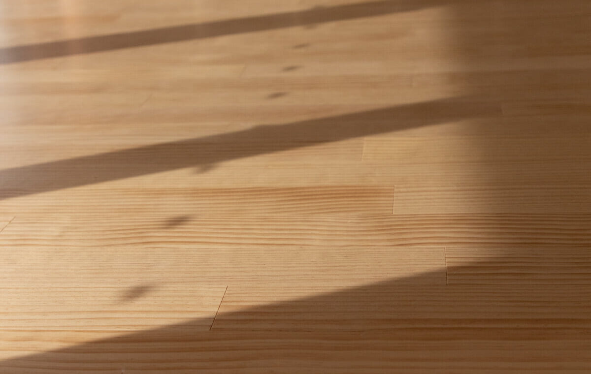 ○ △ □の窓からのぞく、子どもたちの笑い声。