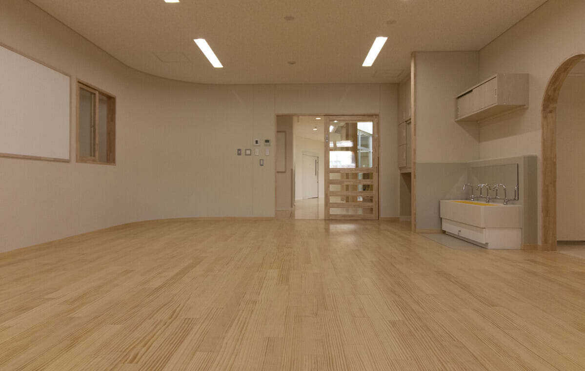 ○ △ □の窓からのぞく、子どもたちの笑い声。